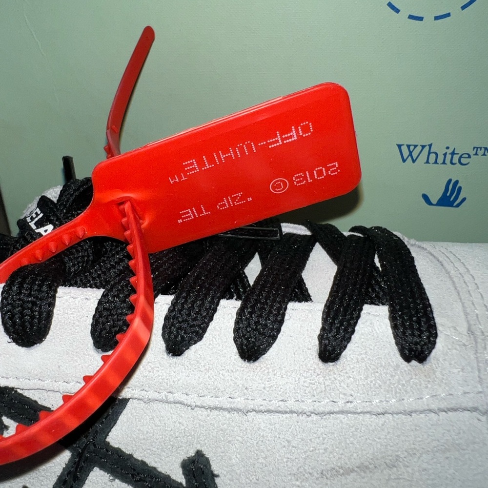 Off-White White and Black Low-Top Sneakers with Red Zip Tie - Picture 4 of 9